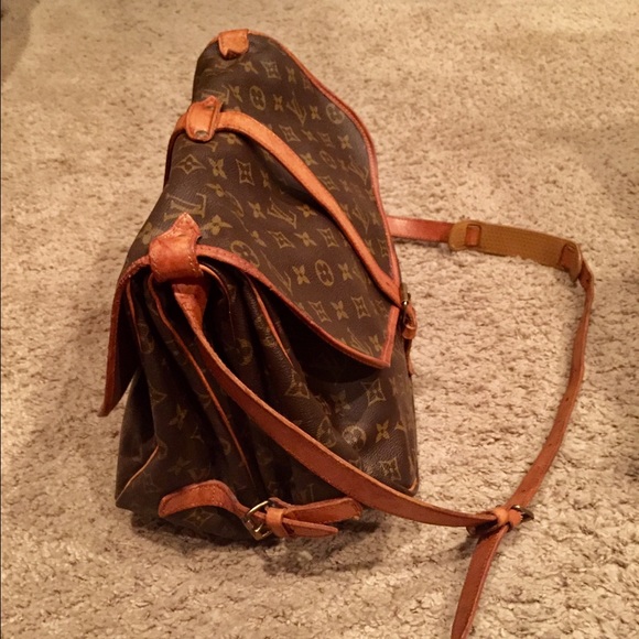 Louis Vuitton Saumur 30 CrossBody - Picture 2 of 9